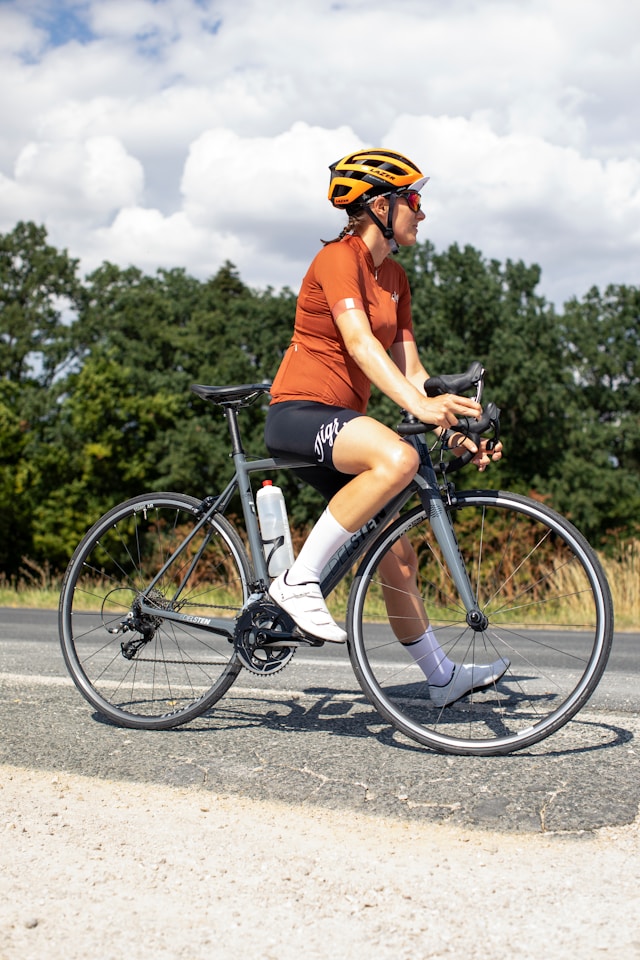 femme faisant du vélo