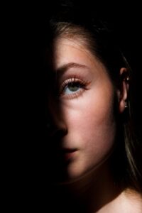 oeil dans la mi-ombre