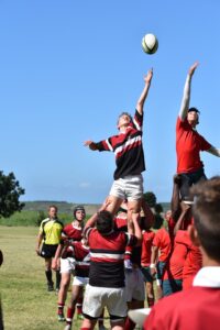 Rugbymen attrapant le ballon
